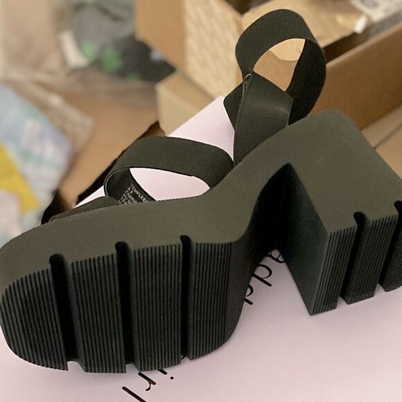 MADDEN GIRL Temple Heel Sandal Woman Size 9.5 Black Lug Sole Block Platform NEW - Picture 6 of 9